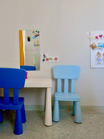 Τραπεζάκι εργασίας με παιδικά καρεκλάκια